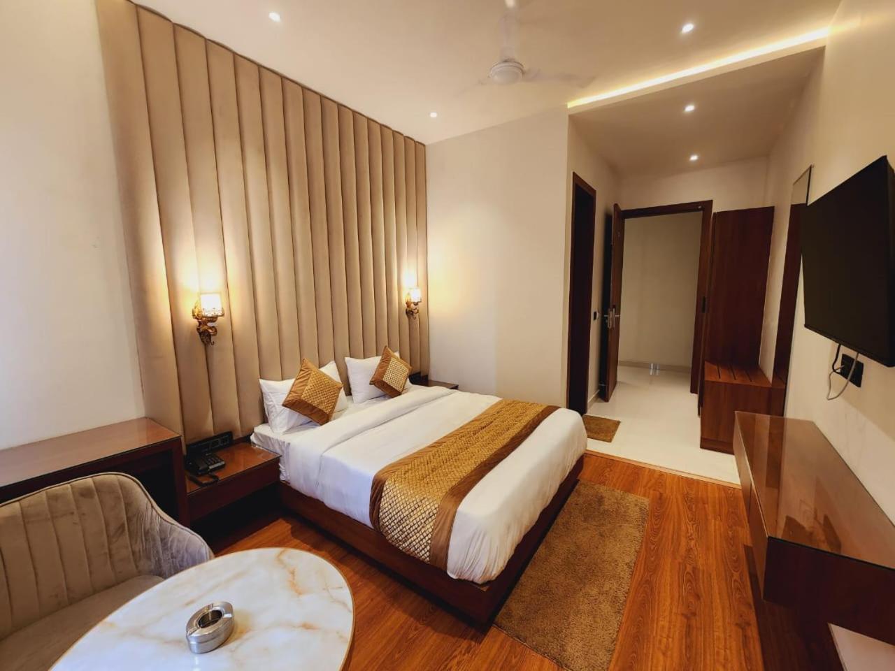 Shehnai Hotel And Banquet Hisār Exterior photo